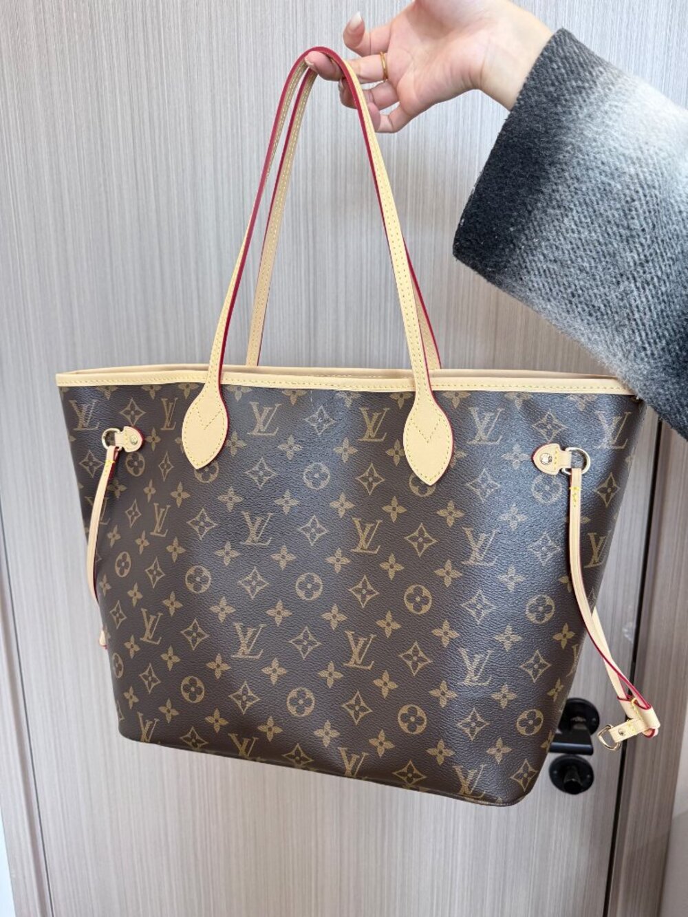 Louis Vuitton Neverfull, specifically the MM (Medium) size in theiconic Monogra - Picture 2 of 8